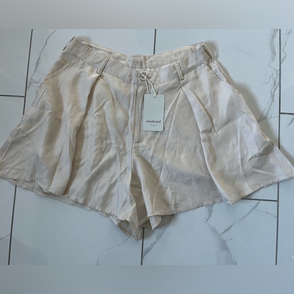 NWT Weekend/ High waisted dress shorts/ Oyster colour/ Silky material/ Size US S - Picture 6 of 10